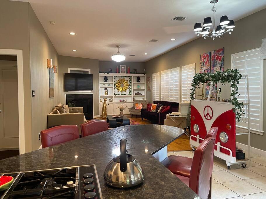 Wanderlust Villa Near Galleria Mall ヒューストン エクステリア 写真